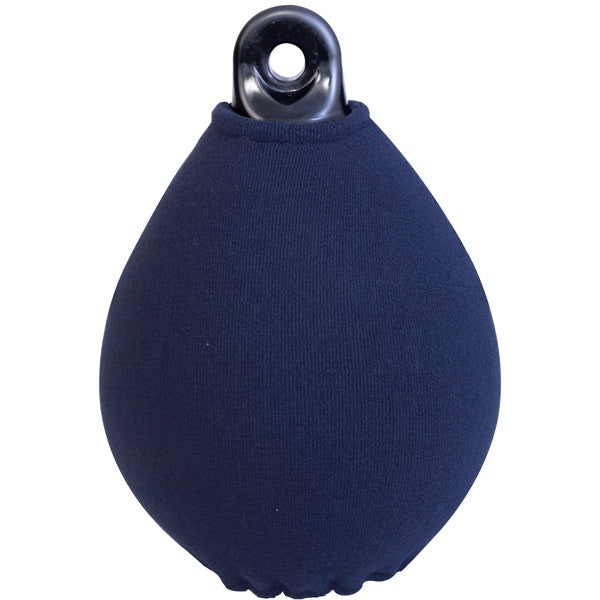 Fendequip fender overtræk i navy farve, måler 64x48 cm, set i bådmiljø.