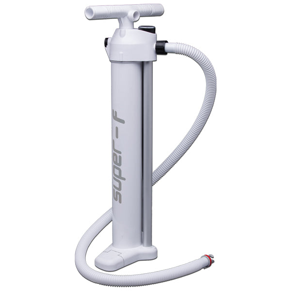 Super-F håndpumpe med manometer, set forfra, klar til brug på båden.