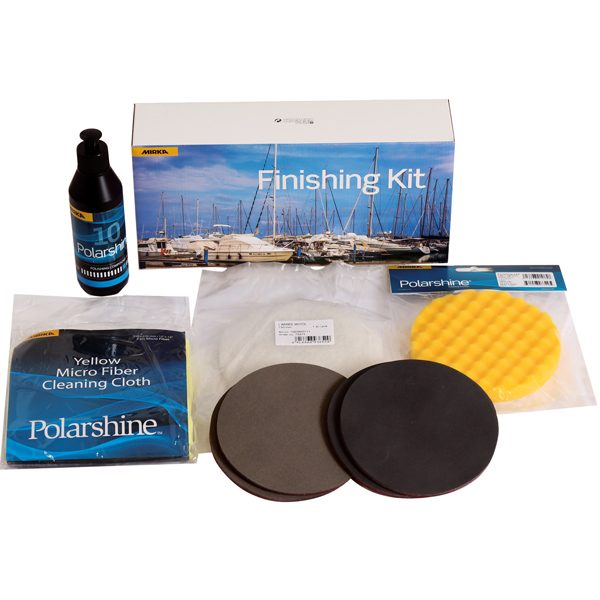 Mirka finishing kit 2 præsenteret med tilbehør på en bådplads